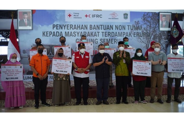 Penyerahan bansos untuk korban bencana erupsi Gunung Merapi oleh Pos Indonesia