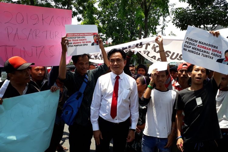 Yusril Ihza Mahendra dihadang massa di pintu masuk PN Surabaya