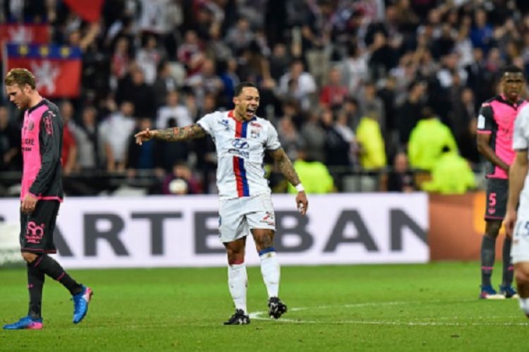 Pemain sayap Lyon, Memphis Depay, tampak gembira seusai mencetak gol ke gawang Toulouse pada pertandingan Ligue 1, Minggu (12/3/2017). 