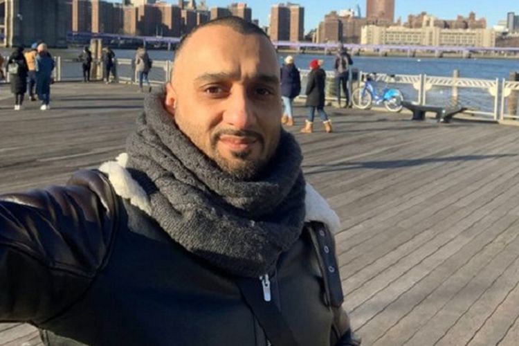 Adil Kayani (35), penumpang EasyJet yang merasa telah diperlakukan rasial oleh kru penerbangan.