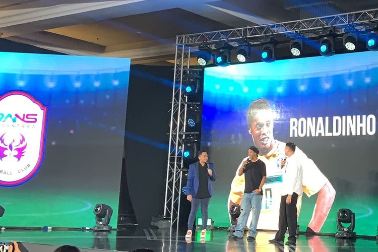  Legenda sepak bola, Ronaldinho, dalam acara launching jersey RANS Nusantara FC di Menara Mandiri, Jl. Jendral Sudirman No. 5, Senayan, Jakarta Selatan, pada Jumat (24/6/2022) malam WIB. 