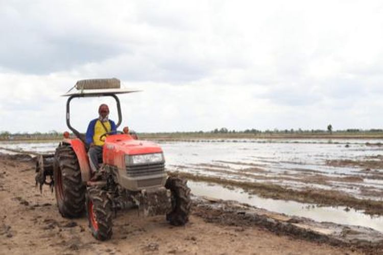 Salah satu contoh aat mesin pertanian (alsintan), yaitu traktor untuk mengolah tanah.