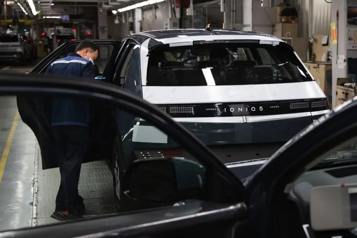 Proses produksi mobil listrik Hyundai Ioniq 5 di pabrik Ulsan, Korea Selatan