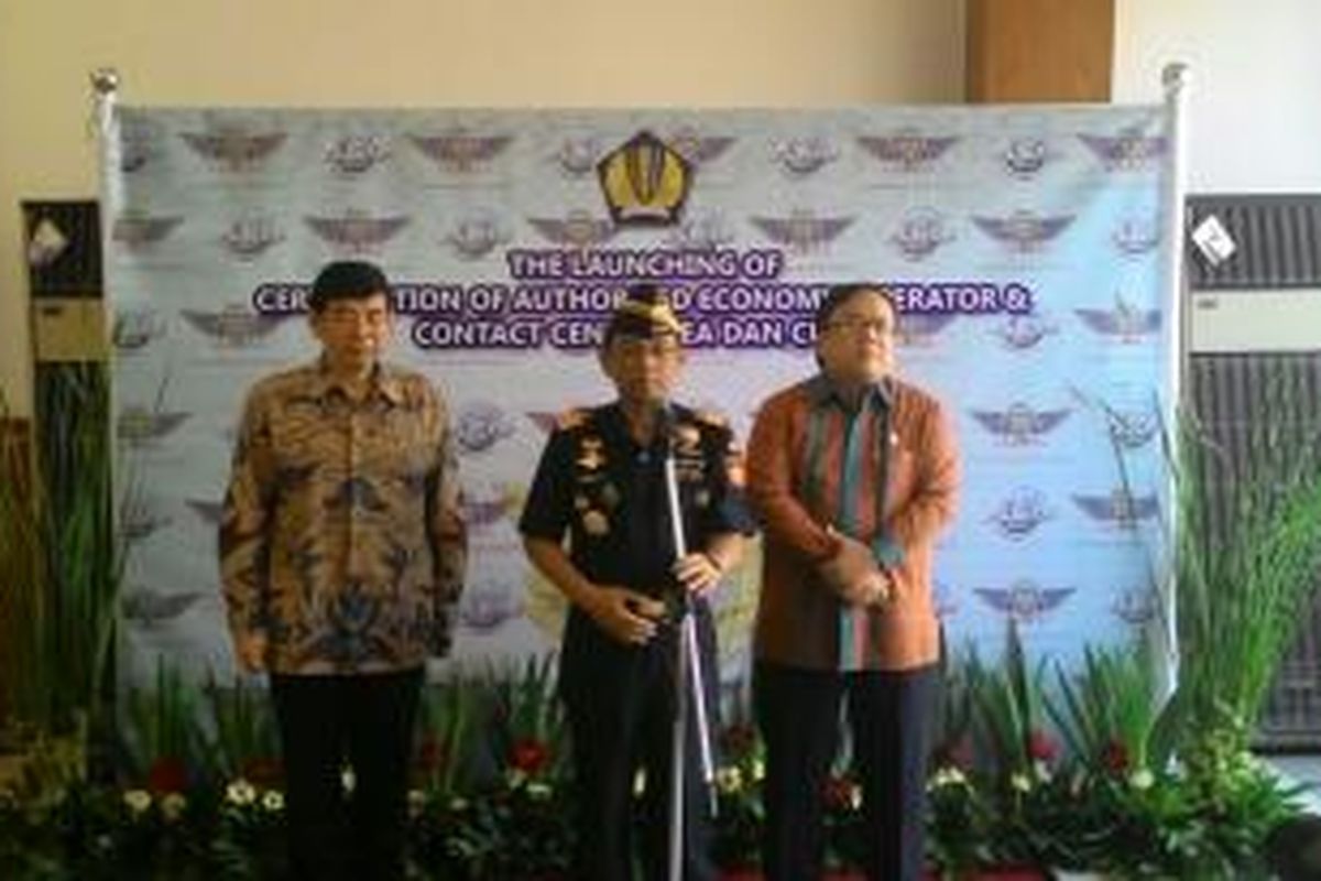Direktur Jenderal Bea Cukai Agung Kuswandono (Tengah), Menteri Keuangan Bambang Brojonegoro (Kanan) saat menggelar Konferensi Pers di Jakarta, Selasa (17/3/2015)