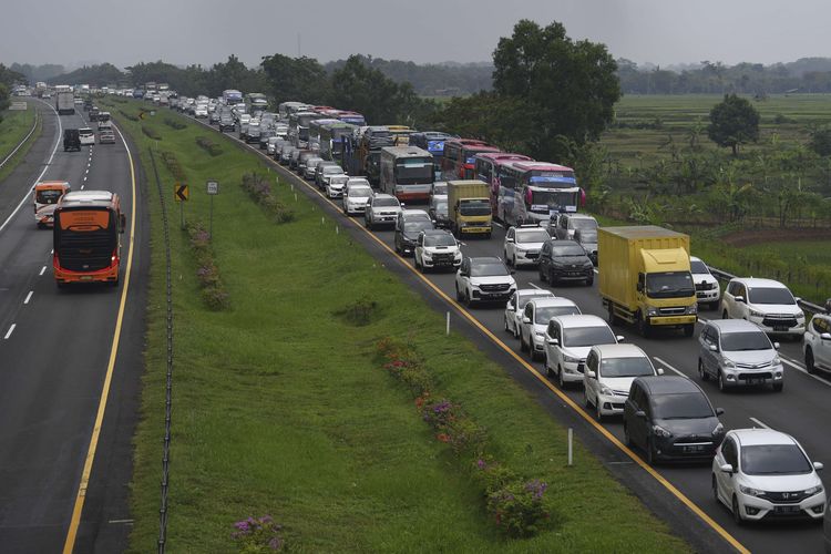 Sejumlah kendaraan melintas di jalan Tol Cikopo-Palimanan, Jawa Barat, Rabu (27/4/2022). Memasuki H-5 lebaran 2022 volume jumlah kendaraan mengalami peningkatan yang signifikan di jalan tol Cikopo-Palimanan yang mengakibatkan kemacetan pada sejumlah ruas jalan utama tol karena antrea kendaraan yang akan masuk rest area.