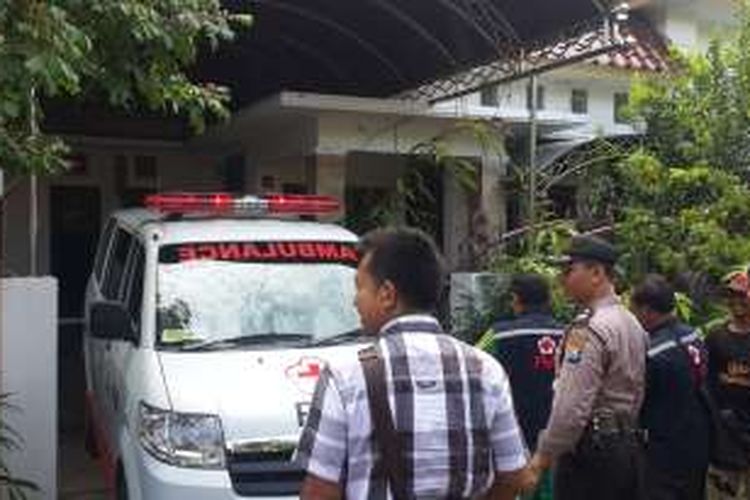 Sejumlah petugas kepolisian dan PMI Kota Pasuruan saat berupaya mengevakuasi mayat Mira Indrawati (74) yang ditemukan meninggal di dalam rumahnya di Perum Pondok Surya Kencana (PSK) Kelurahan Gentong, Kecamatan Gadingrejo, Kota Pasuruan, Jawa Timur, Jumat (27/5/2016) 