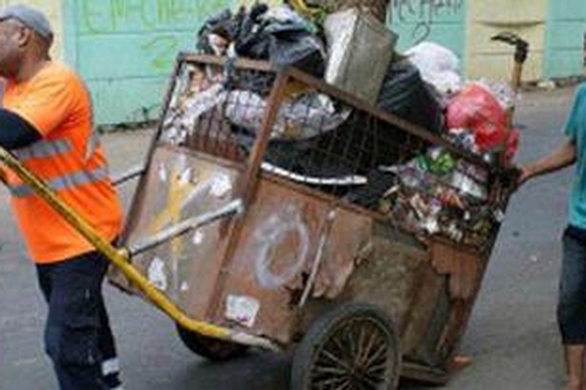Wilbur Ramirez merasakan menjadi tukang sampah di Jakarta bersama Imam Syafi.
