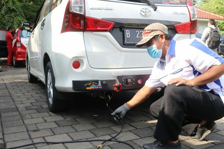 Suku Dinas Lingkungan Hidup (LH) Jakarta Selatan membuka uji emisi kendaraan baik mobil dan motor di area parkir Belt Way Office Park Jalan TB Simatupang, Pasar Minggu, Rabu (3/11/2021).