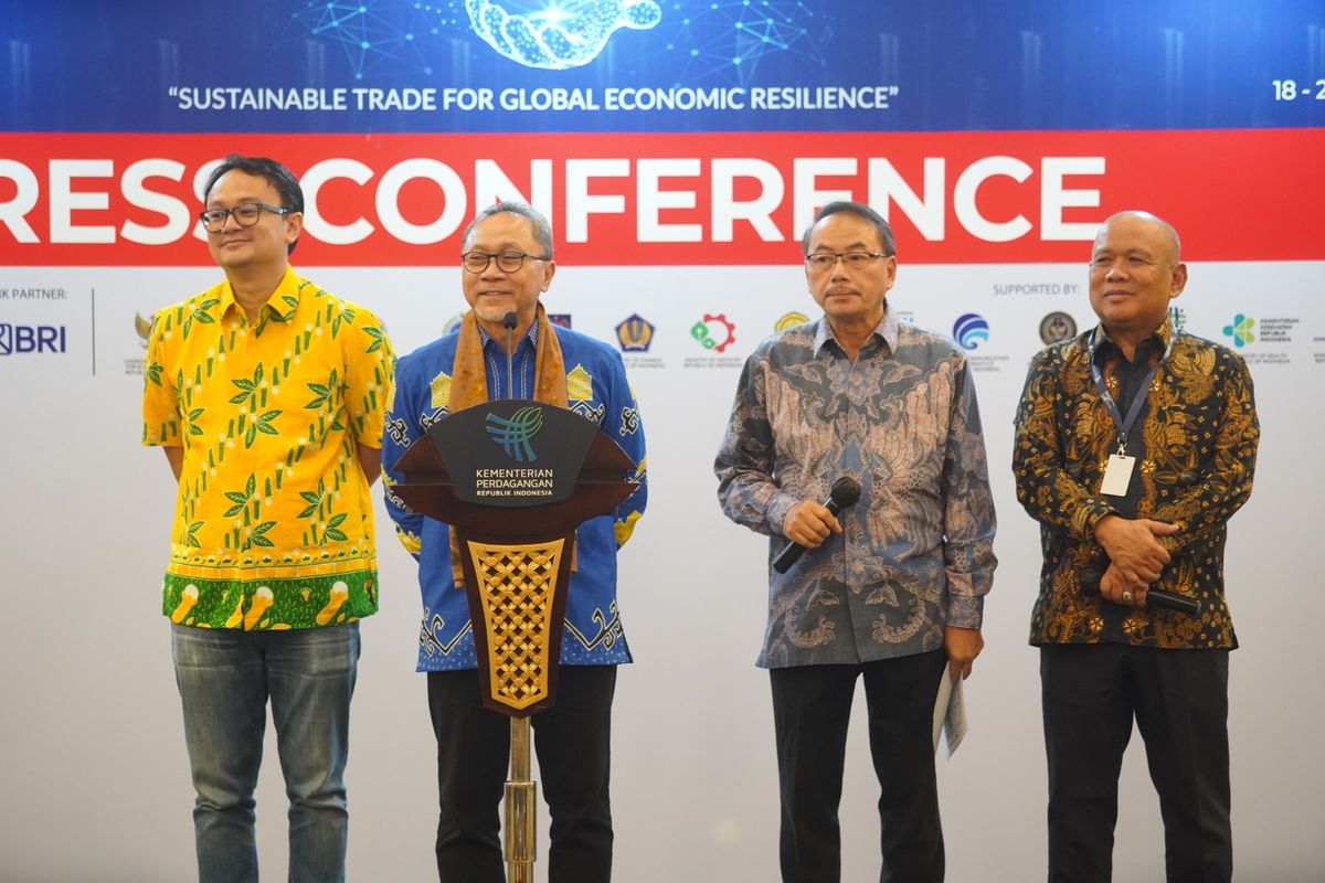 Menteri Perdagangan (Mendag) Zulkifli Hasan dalam acara penutupan Pameran Trade Expo Indonesia (TEI) ke-38 di International Convention Exhibition Bumi Serpong Damai (ICE BSD), Tangerang, Banten, Minggu, (22/10/2023). 

