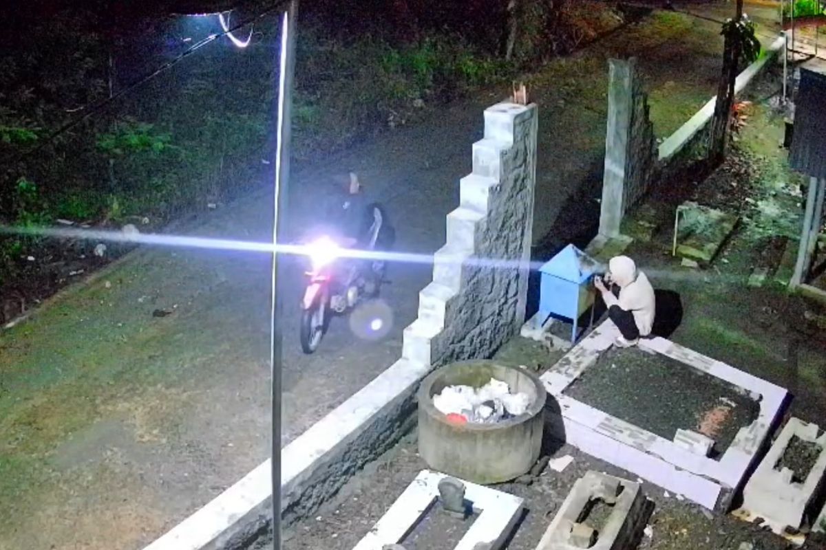 TEREKAM CCTV—Dua pria asal Kabupaten Ngawi, Jawa Timur terekam kamera CCTV saat mencuri uang kotak amal komplek kuburan di Desa Wonokerto, Kecamatan Kedunggalar, Kabupaten Ngawi. 