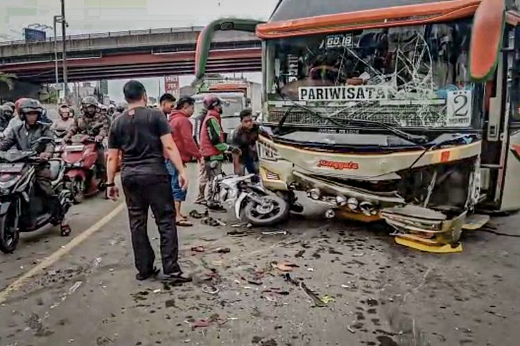 Kendaraan yang terlibat kecelakaan beruntun di Jalan Raya Simpang Tol Padalarang, Kabupaten Bandung Barat (KBB), Jumat (24/2/2023).