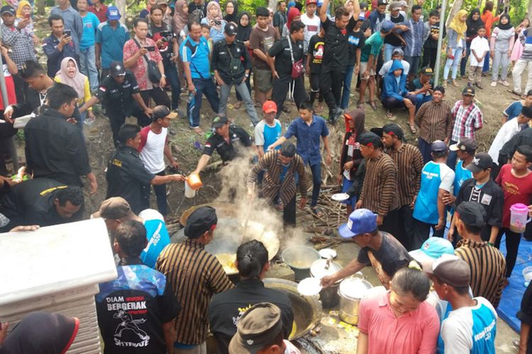 Dalam ritual adat Mendhak Sangring yang dilaksanakan di Desa Tlemang, Kecamatan Ngimbang, Lamongan. Para pemasak makanan Sangring harus kaum laki-laki.