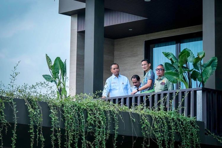 Menteri Pariwisata dan Ekonomi Kreatif (Menparekraf) Sandiaga Salahuddin Uno meninjau Rumah Tapak Jabatan Menteri (RTJM) di Itu Kota Nusantara (IKN), Selasa (30/4/2024) ditemani Deputi Bidang Investasi OIKN Agung Wicaksono.