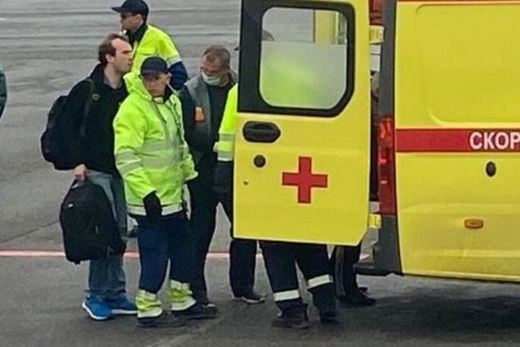 Proses evakuasi Alexei Navalny dari pesawat ke ambulans.