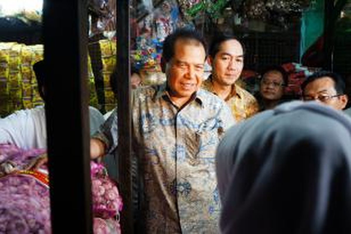Ekspresi Menko Bidang Perekonomian Chairul Tanjung dan Menteri Perdagangan Muhamad Lutfi mendengar langsung keluh-kesah pedagang pasar, di Pasar Kramatjati, Jakarta, Jumat (27/6/2014).