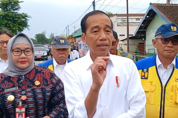 Presiden Joko Widodo (Jokowi) melakukan kunjungan ke Kabupaten Sragen, Jawa Tengah (Jateng), mengecek penyelesaian perbaikan Jalan Solo-Purwodadi yang telah rampung digarap, pada Selasa (23/1/2023).