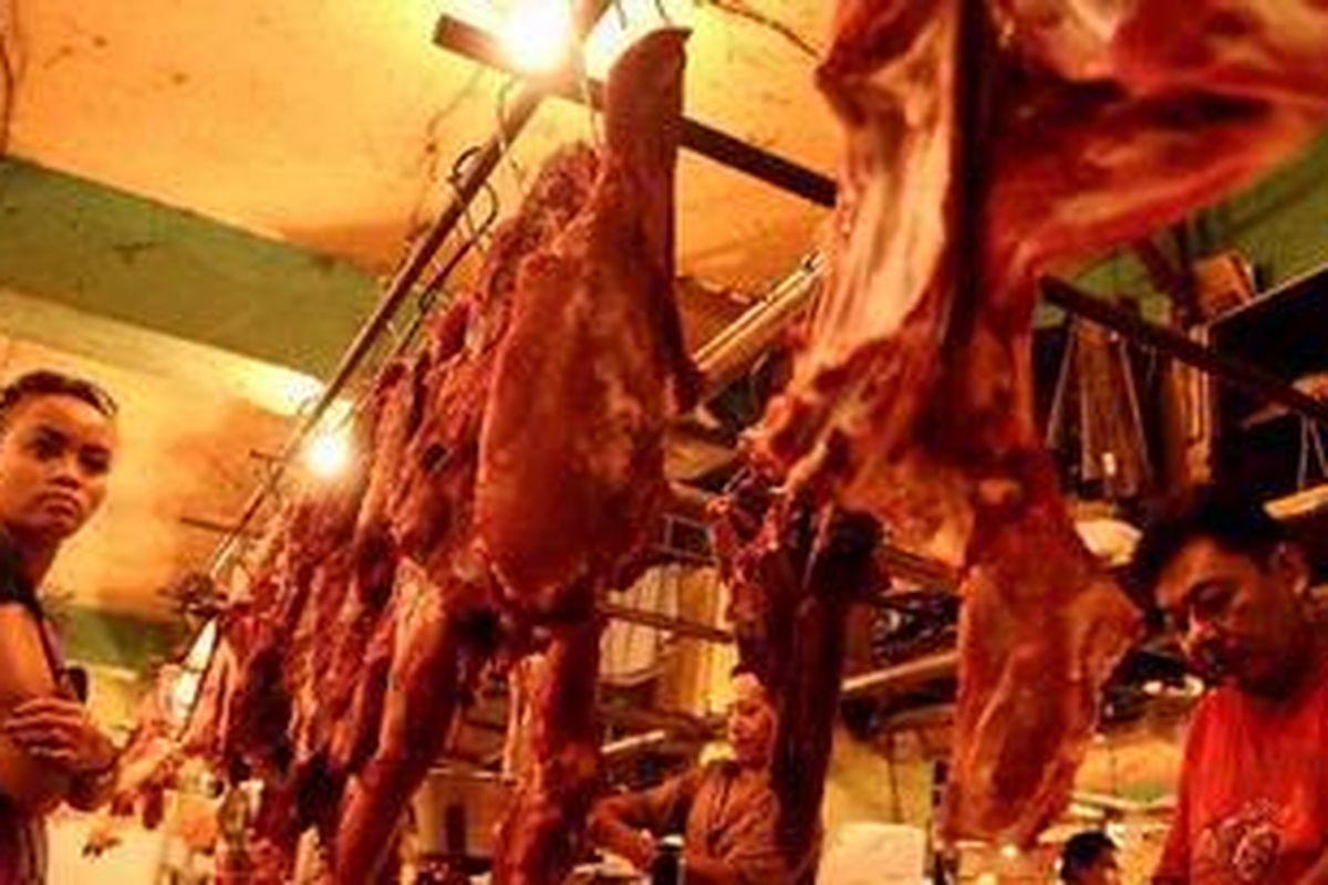Pedagang daging sapi melayani pembeli di Pasar Senen, Jakarta. Harga daging sapi lokal ini dijual Rp 65.000 perkilogramnya (10/4/2011).  