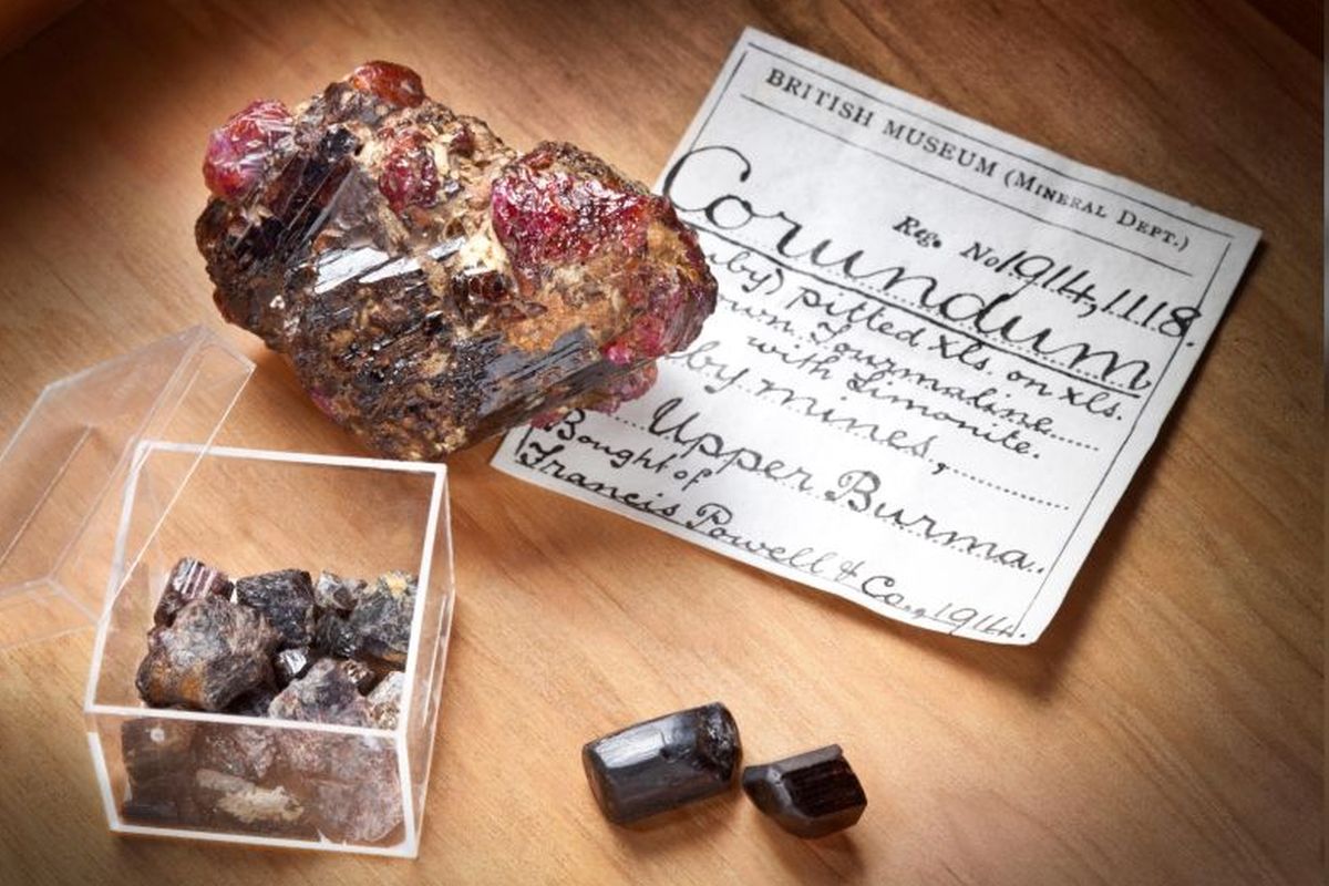 Painite adalah mineral paling langka kedua di Bumi. Batu kristal kemerahan ini hanya ditemukan di Myanmar dan awalnya dikira sebagai batu rubi.