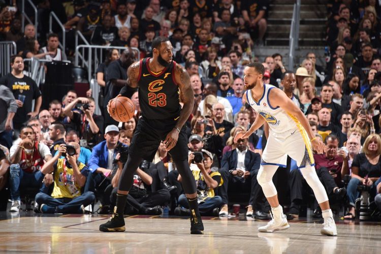 Stephen Curry mengawal LeBron James pada laga final NBA 2018 di Quickens Loans Arena, 8 Juni 2018. Terkini, Stephen Curry dan LeBron James akan kembali berduel pada semifinal Playoffs NBA wilayah Barat 2023.