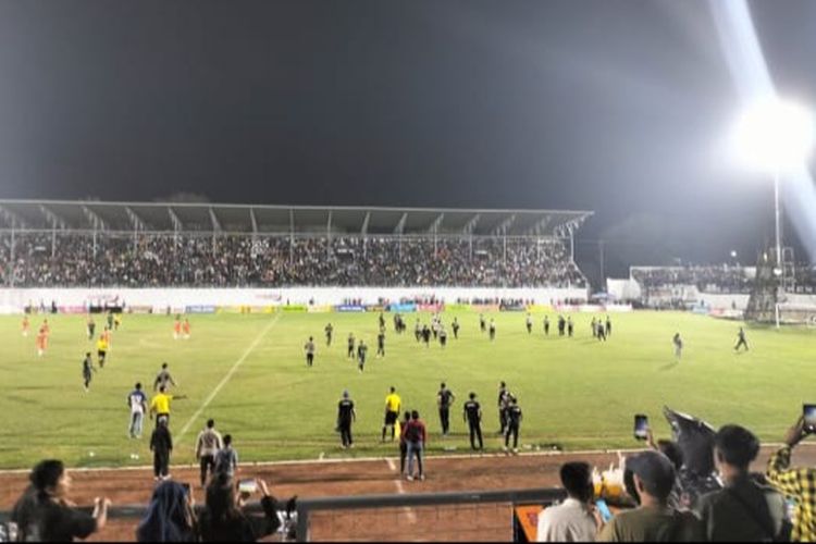 Ribuan pendukung jember merangsek masuk ke lapangan Stadion Semeru Lumajang usai menjebol gerbang stadion sisi tenggara, Sabtu (2/7/2022)