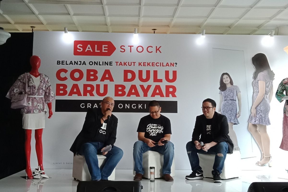 Widijastoro Nugroho (CMO Sale Stock Indonesia), Lingga Madu (CEO Sale Stock Indonesia) dan Jeffrey Yuwono (President Sale Stock Indonesia saat mengenalkan layanan Coba Dulu Baru Bayar (CDBB) di Tanamera Coffee, Kebayoran Baru, Jakarta, Selasa (27/3/2018).