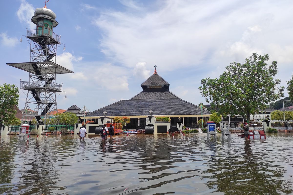 Kondisi Alun-alun Demak yang saat ini tergenang air banjir, Selasa (19/3/2024). (KOMPAS.COM/NUR ZAIDI)