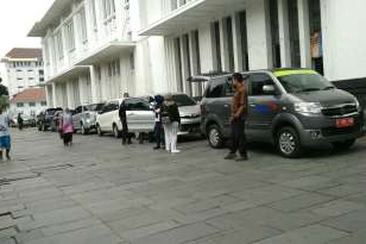 Beberapa mobil tampak diparkir di depan halaman Kantor Imigrasi Kelas I Khusus Jakarta Barat di Kawasan Kota Tua, Tamansari, Jakarta Barat, Jumat (26/8/2016). Padahal, kendaraan sudah tidak diperbolehkan diparkir di area tersebut.