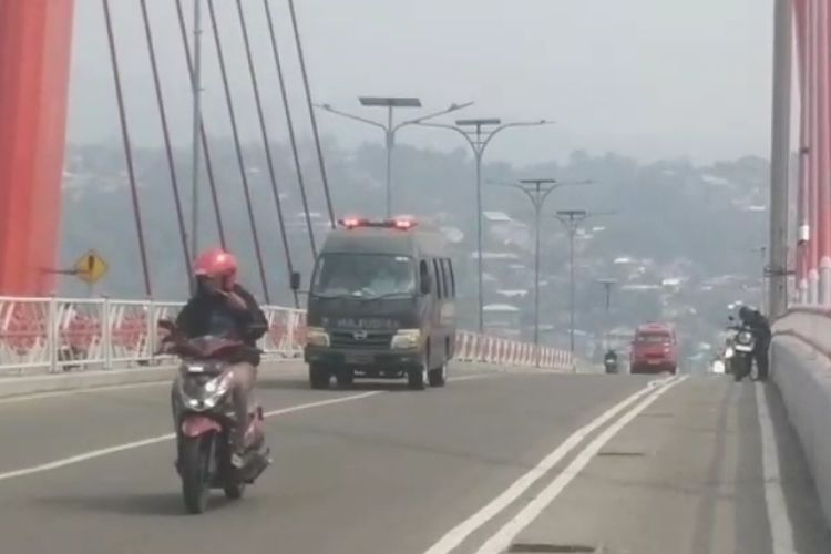Sempat Membaik, Kota Ambon kembali Diselimuti Kabut Asap Pekat