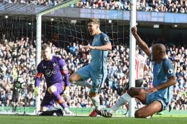 Bek Manchester City, John Stones, sempat merayakan gol ke gawang Southampton namun kemudian dianulir wasit pada pertandingan pekan ke-9 Premier League di Stadion Etihad, Minggu (23/10/2016).