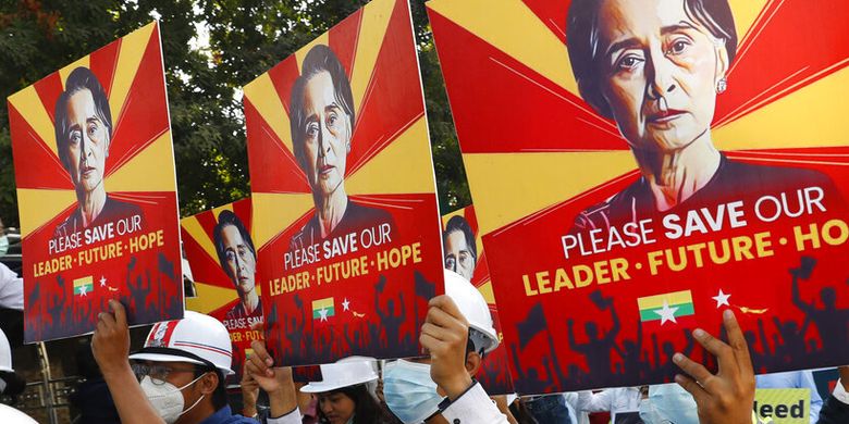 Engineers hold posters with an image of deposed Myanmar leader Aung San Suu Kyi as they hold an anti-coup protest march in Mandalay, Myanmar Monday, February 15, 2021. Myanmar's military leaders extended their detention of Suu Kyi, whose remand was set to expire on Monday, as protests continued to roil the Southeast Asian country following a military coup earlier this month. (AP Photo)