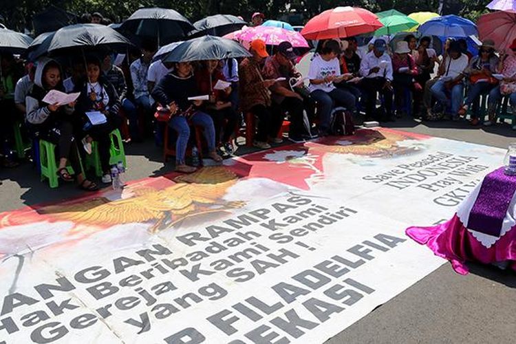 Ibadah jemaat GKI Yasmin dan HKBP Filadelfia di depan Istana Merdeka, Jakarta Pusat, Minggu (5/3/2017). Jemaat GKI Yasmin dan HKBP Filadelfia tidak bisa beribadah di gereja mereka karena ditolak masyarakat, meski sudah ada putusan Mahkamah Agung yang menjamin para jemaat dapat beribadah di dalam gerejanya.