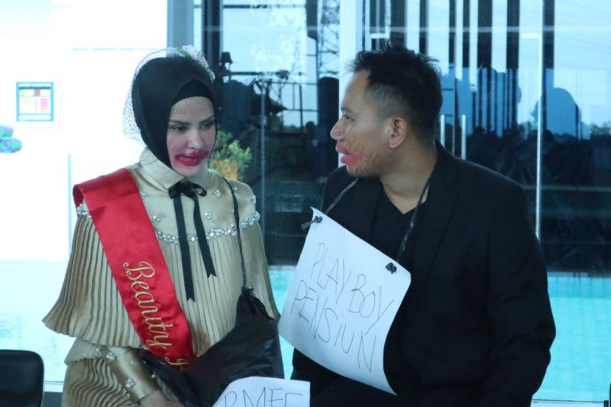 Vicky Prasetyo dan Angel Lelga berpose di Hotel Premiere Best Western The Hive Jatinegara, Jakarta Timur, Kamis (25/1/2018). Angel dibuatkan acara Bridal Shower dan Vicky dibuatkan acara Bachelor Party oleh teman-teman mereka.