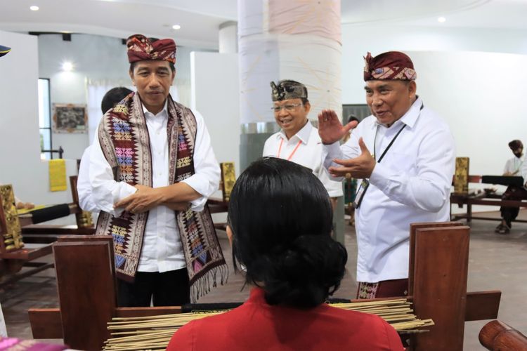 Presiden Joko Widodo (Jokowi) disambut Bupati Jembrana, I Nengah Tamba dan Wakil Bupati Jembrana, I Gede Ngurah Patriana Krisna saat mengunjungi Sentra Tenun Jembrana yang merupakan sentra kerajinan dan pusat oleh-oleh di kabupaten Jembrana, Kamis (2/2/2023).
