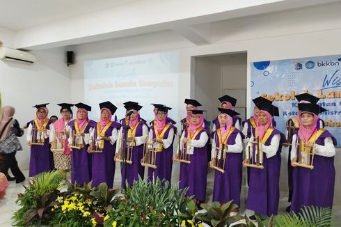 Senangnya Emak-emak Ikut “Sekolah Lansia” di Cempaka Putih: Berasa ABG Lagi!