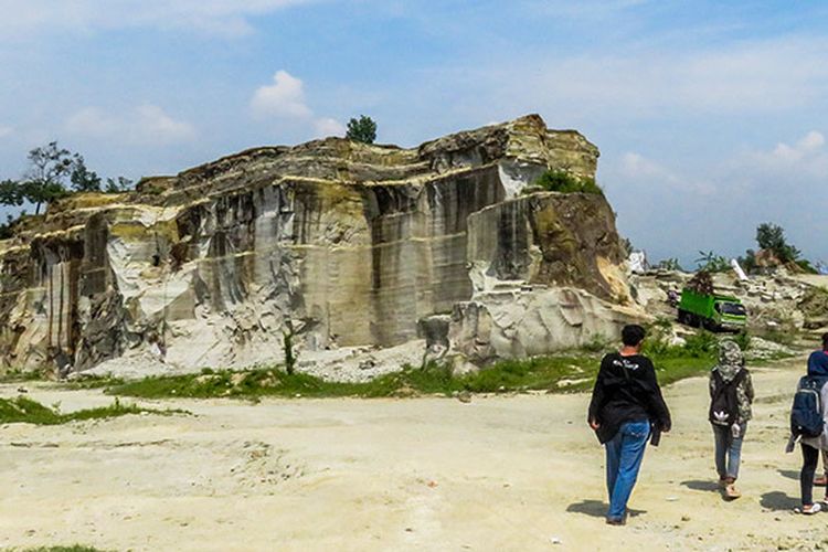 Wisatawan berkunjung ke Tebing Breksi tiga tahun yang lalu (16/01/2016).