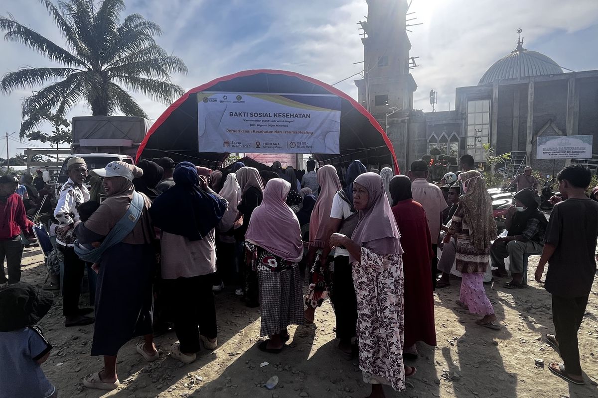 Di Antara Lumpur yang Mengering, Warga Tamiang Mencari Kesembuhan