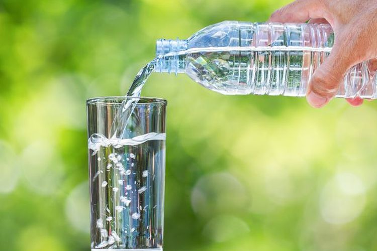 Ilustrasi air putih. Konsumsi terlalu banyak air putih dapat menyebabkan beberapa efek samping bagi tubuh.