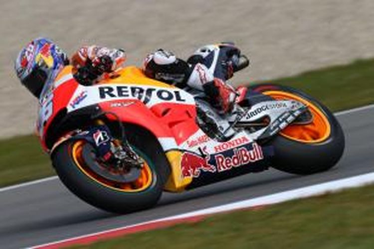 Pebalap Repsol Honda asal Spanyol, Dani Pedrosa, memacu motornya pada sesi latihan bebas kedua GP Belanda di Sirkuit Assen, Kamis (25/6/2015).