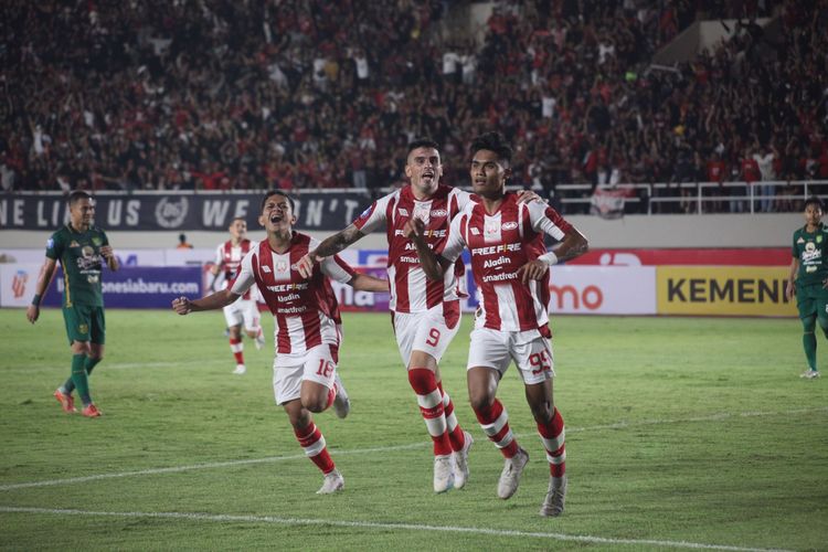Pemain-pemain Persis Solo, Arapenta Poerba, Fernando Rodriguez, dan Ramadhan Sananta, merayakan gol ke gawang Persebaya pada laga Liga 1 2023-2024 di Stadion Manahan, Solo, Sabtu (1/7/2023).