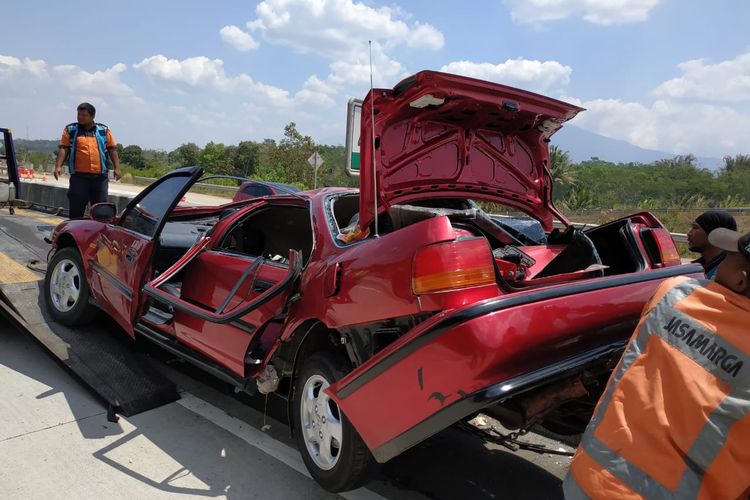 Ilustrasi Honda Accord AB 8219 LB yang dikemudikan Yuda Yuwana rusak parah akibat kecelakaan di Tol Bawen-Salatiga.