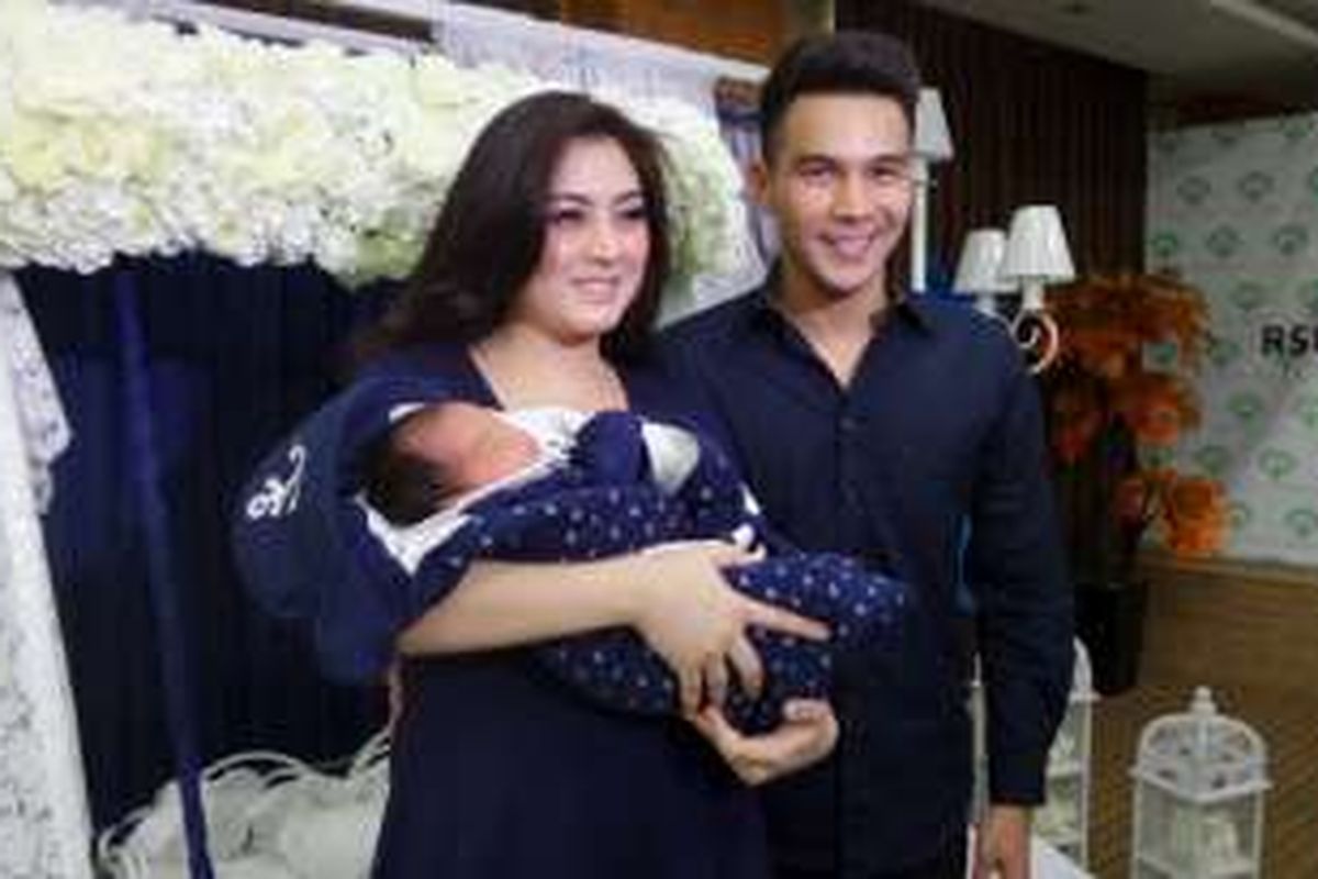 Jonathan Frizzy dan istrinya di RSIA Bunda, Jakarta Pusat, Selasa (12/4/2016)