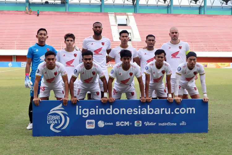 Pemain PSM Makassar foto bersama jelang kick off pertandingan pekan ke-14 Liga 1 2022-2023 melawan Bhayangkara FC yang berakhir dengan skor 0-0 di Stadion Maguwoharjo Sleman, Senin (12/12/2022) sore. Terkini, PSM Makassar masih berada di puncak klasemen Liga 1 2022-2023 seusai meraih hasil imbang pada laga tandang kontra Barito Putera, Selasa (10/1/2023) sore WIB.