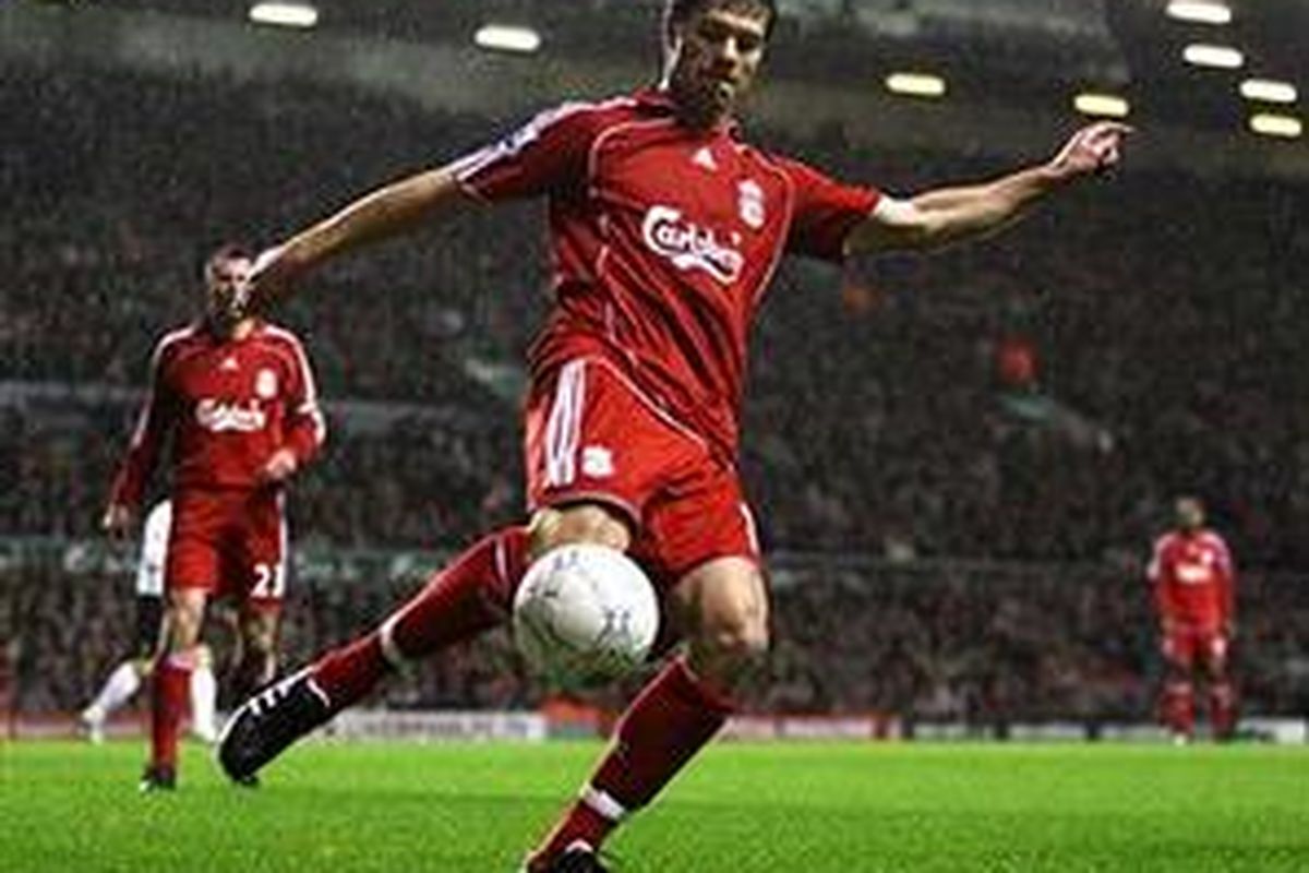 Xabi Alonso, gelandang penting Liverpool yang akan dijual.