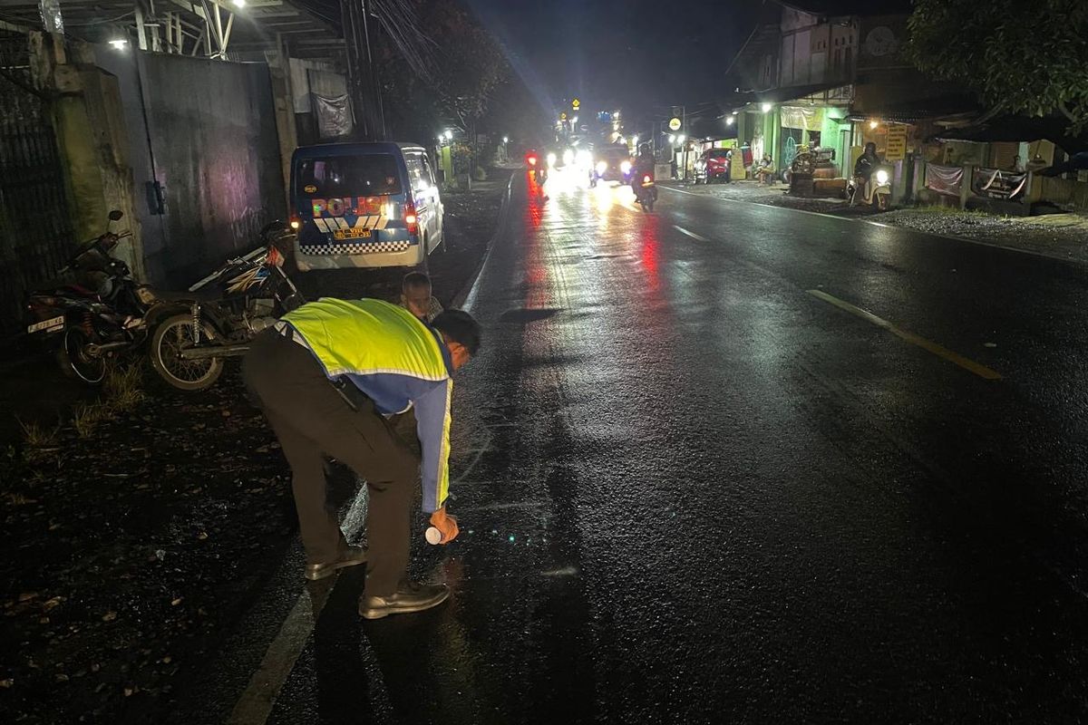 Petugas kepolisian saat berada dilokasi kejadian kecelakaan lalu lintas. Rabu (30/7/2025).