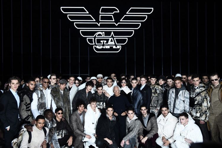 Giorgio Armani (tengah) berpose bersama para model usai fashion show Men's Fall/Winter 2019/2020 untuk Emporio Armani pada Senin (14/1/2019) di Milan, Italia. Giorgio Armani meninggal dunia di usia 91 tahun pada Kamis (4/9/2025).