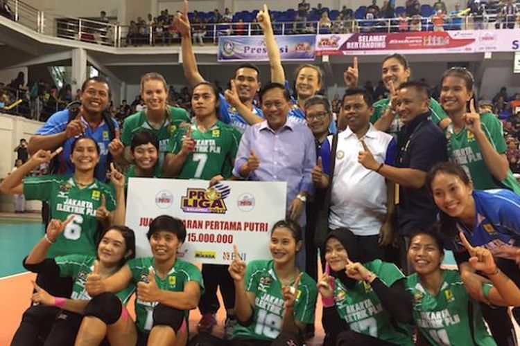 Para pemain tim putri Jakarta Elektrik PLN berpose bersama setelah menerima hadiah uang pembinaan sebesar Rp 15 juta berkat menjuarai putaran pertama Proliga 2017. Elektrik meraih kemenangan keenam pada putaran ini di Stadion Olahraga Temenggung Abdul Jamal, Minggu (12/2/2017).