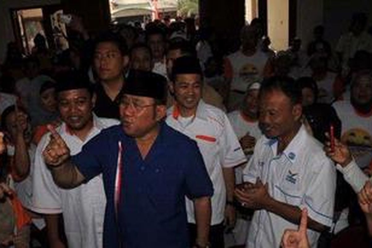 Calon Wakil Gubernur DKI Jakarta, Nachrowi Ramli bersama para pendukungnya.