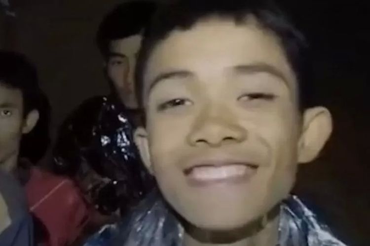 Duangpetch Promthep, kaptem tim sepak bola Thailand yang terjebak di gua, saat diselamatkan pada 2018. Waktu itu ia berusia 13 tahun.
