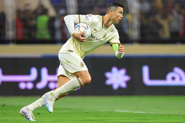 Cristiano Ronaldo berlari dengan bola setelah mencetak gol lewat titik putih untuk Al Nassr pada laga pekan ke-15 Liga Arab Saudi 2022-2023 di Stadion Prince Abdullah bin Jalawi, Jumat (3/2/2023) malam WIB. Gol Ronaldo tercipta pada masa injury time, yang memastikan laga Al Fateh vs Al Nassr berakhir 2-2.
