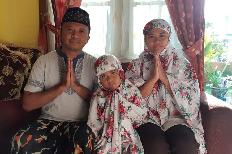 Brigadir Dharma Budi Kusuma bersama istri dan anaknya.